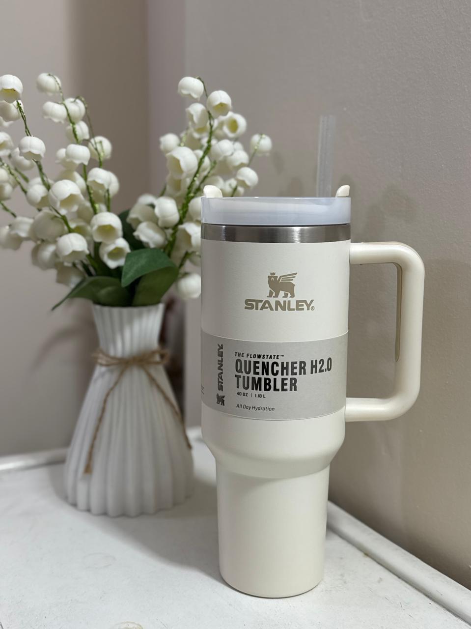 The Stanley Quencher H2.0 FlowState Tumbler white